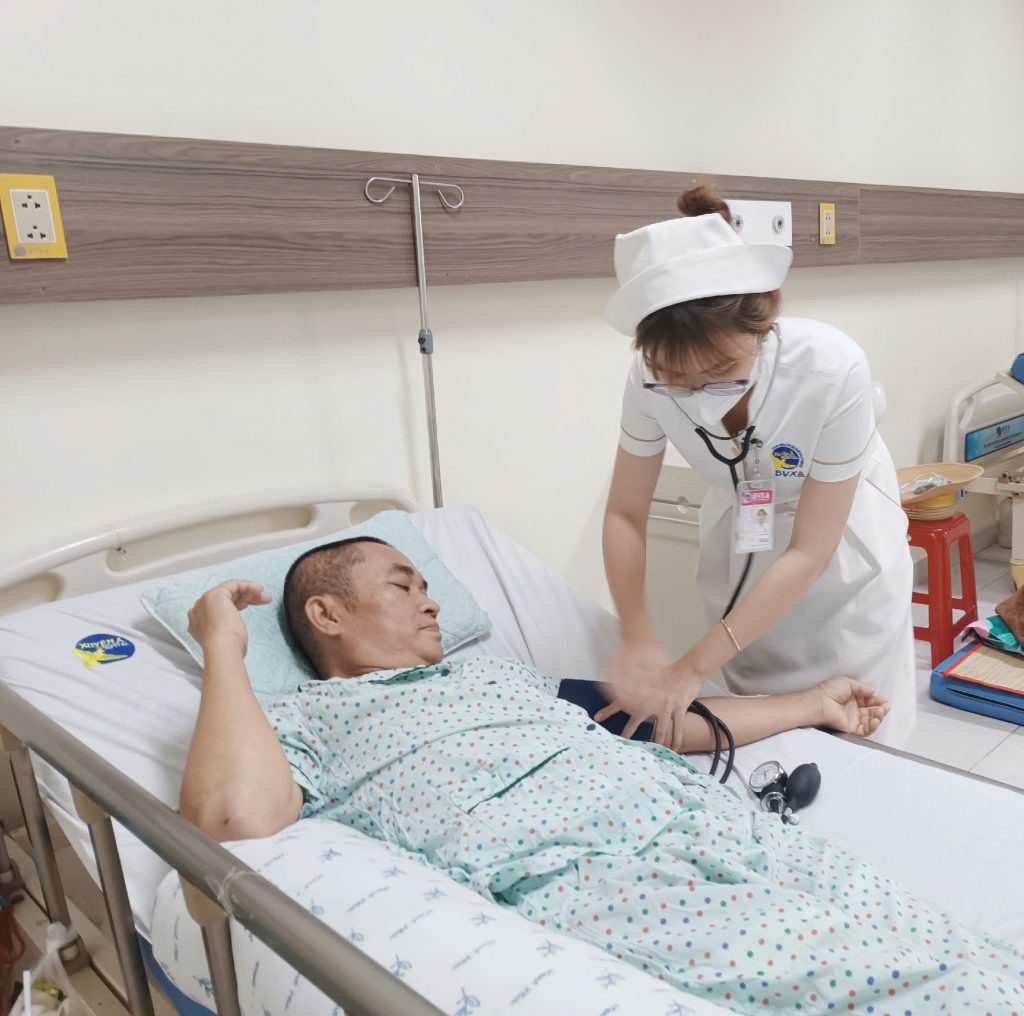 Hình ảnh điều dưỡng chăm sóc bệnh nhân sau phẫu thuật vỡ túi phình mạch máu não