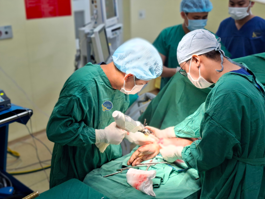 Ekip cắt lọc gân cơ bị đứt