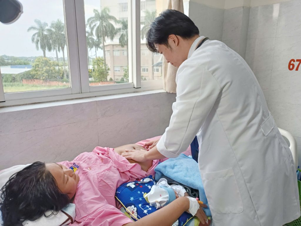 Hình ảnh bác sĩ thăm khám sản phụ tiền sản giật