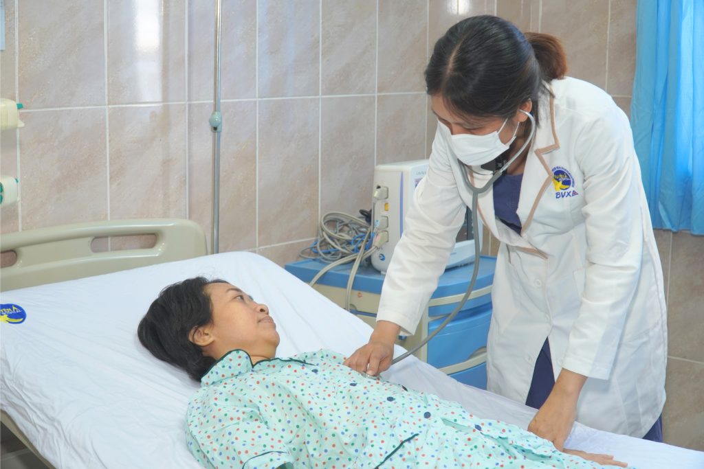 Hình ảnh BS. CKI. Vũ Lệ Anh - Trưởng khoa Nội Thận Bệnh viện Đa khoa Xuyên Á thăm khám bệnh nhân