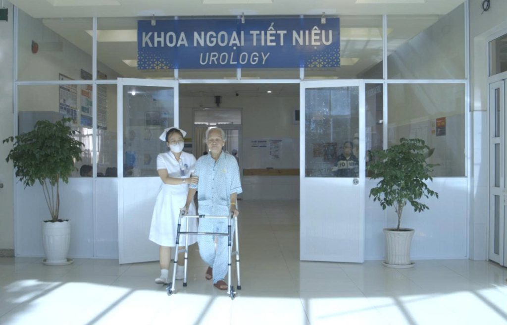 Hình ảnh bệnh nhân đi lại sau phẫu thuật sa tử cung