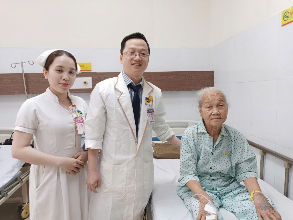 Bệnh nhân và các y bác sĩ ngày xuất viện