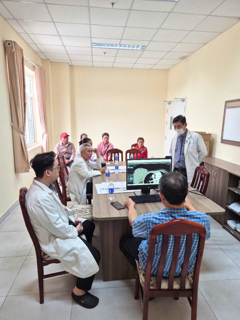 Hình ảnh các bác sĩ hội chẩn trước mổ
