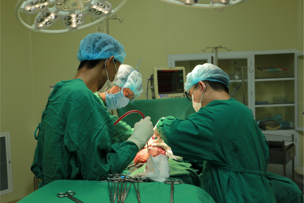 Hình ảnh ekip phẫu thuật loại bỏ khối u vú 