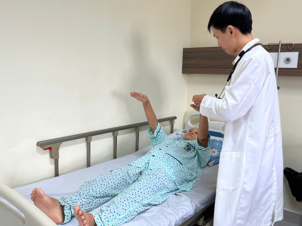 Hình ảnh bác sĩ thăm khám tình trạng bệnh nhân sau cấp cứu đột quỵ