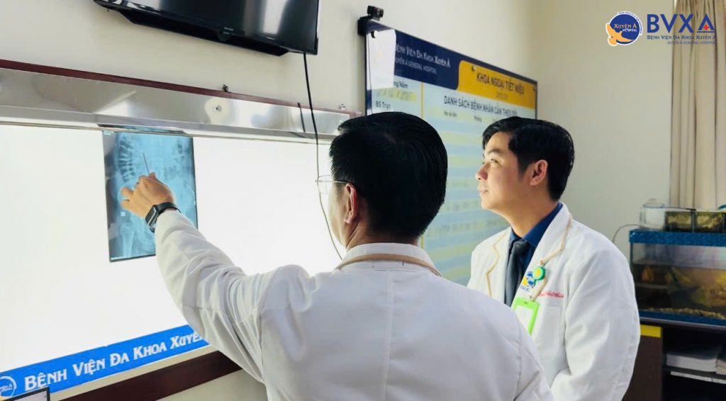 Các bác sĩ tư vấn về các phương pháp điều trị có thể thực hiện để làm sạch sỏi thận