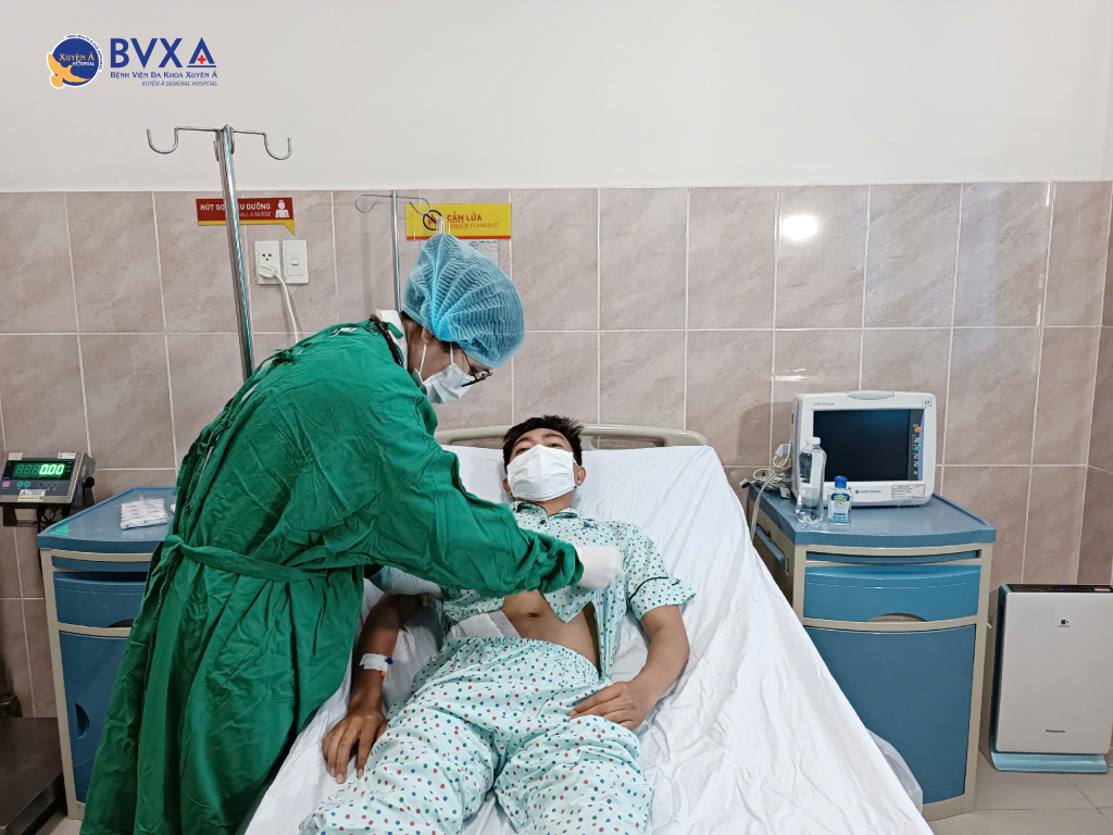 Bác sĩ thăm khám tình trạng bệnh nhân suy thận sau mổ