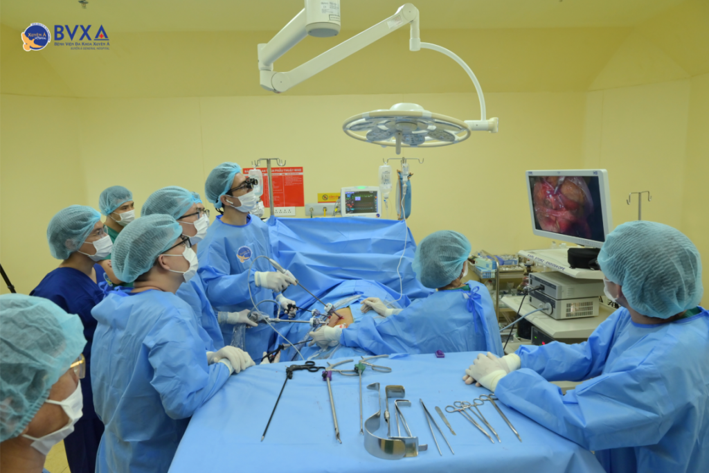 Ekip phẫu thuật nội soi lấy quả thận