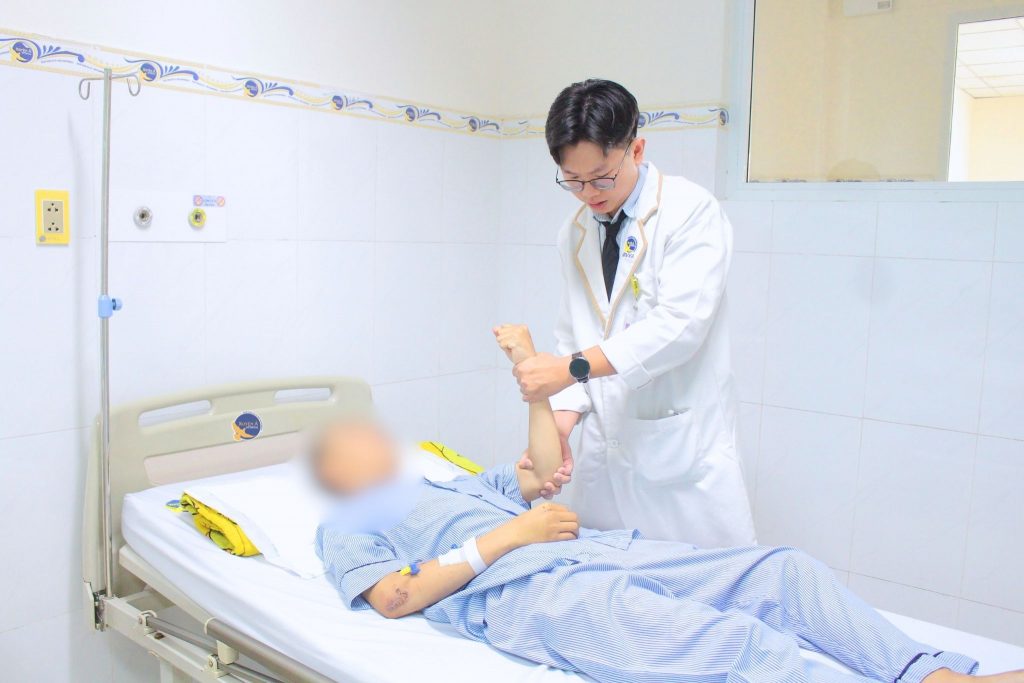 Hình ảnh bác sĩ thăm khám bệnh nhân sau phẫu thuật vì chấn thương sọ não