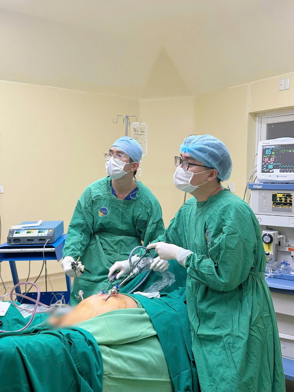 Hình ảnh ekip phẫu thuật vỡ bàng quang