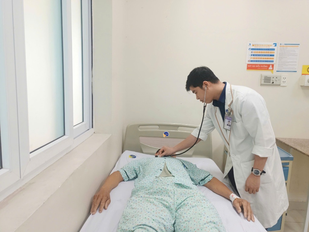 Hình ảnh bác sĩ thăm khám bệnh nhân sau đặt stent mạch vành