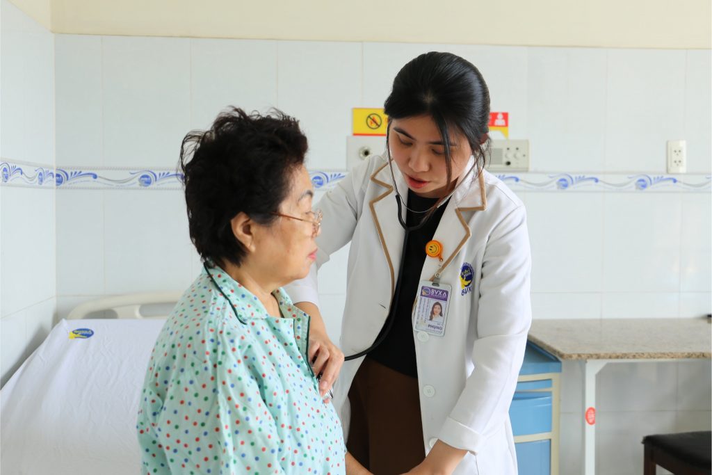 Hình ảnh bác sĩ thăm khám bệnh nhân D sau đặt stent mạch vành