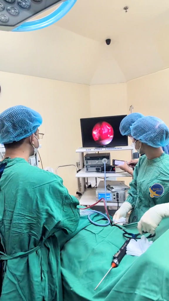 Hình ảnh ekip phẫu thuật cho bệnh nhân bị u nhầy xoang sàng