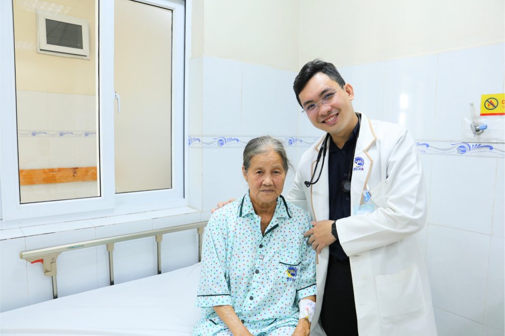 Hình ảnh bác sĩ và bệnh nhân được can thiệp túi phình động mạch chủ bụng ngày xuất viện