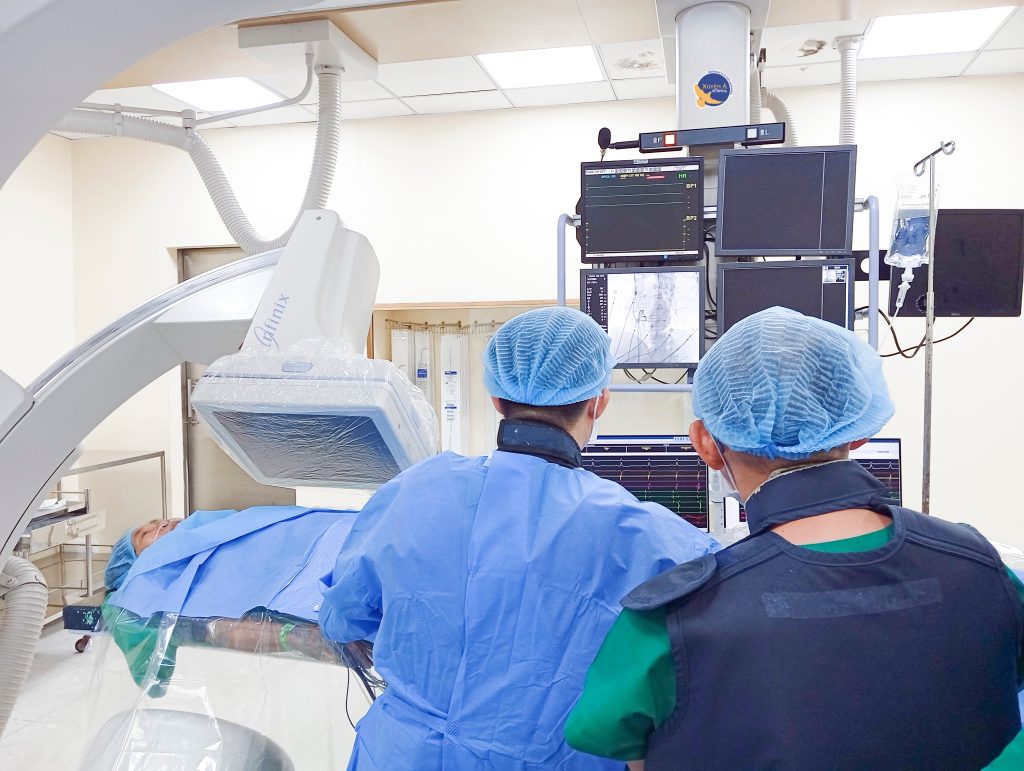 Hình ảnh ekip can thiệp cho bệnh nhân bị rối loạn nhịp tim