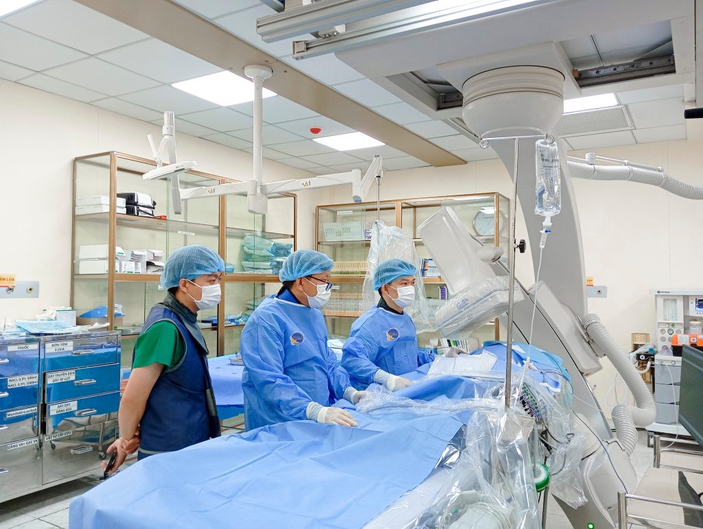 Hình ảnh ekip can thiệp