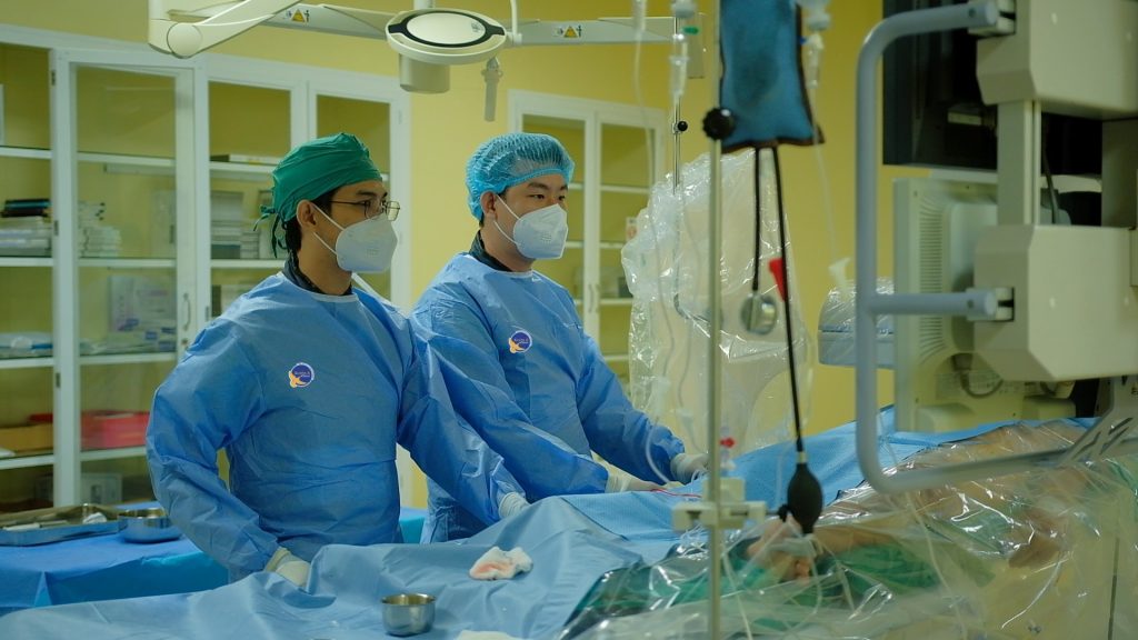 Hình ảnh ekip can thiệp mạch não