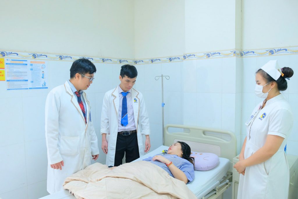 Hình ảnh bác sĩ thăm khám