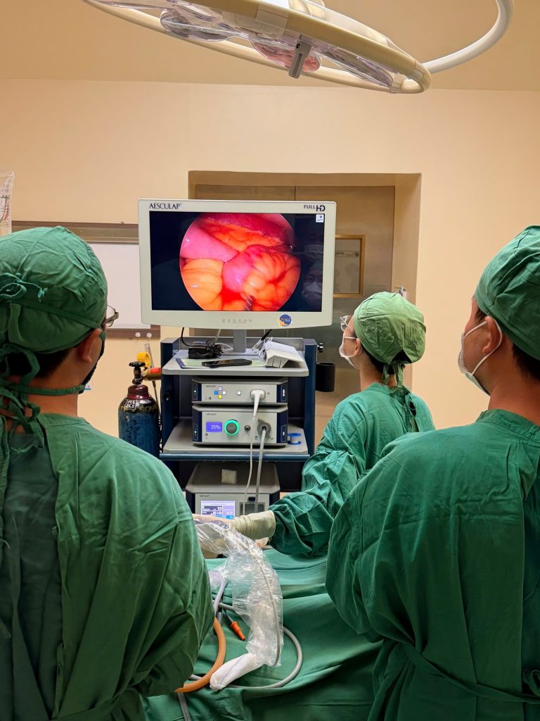 Hình ảnh ekip phẫu thuật cho bệnh nhân bị vỡ bàng quang