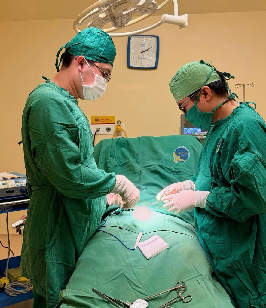 Hình ảnh ekip phẫu thuật lao mào tinh hoàn