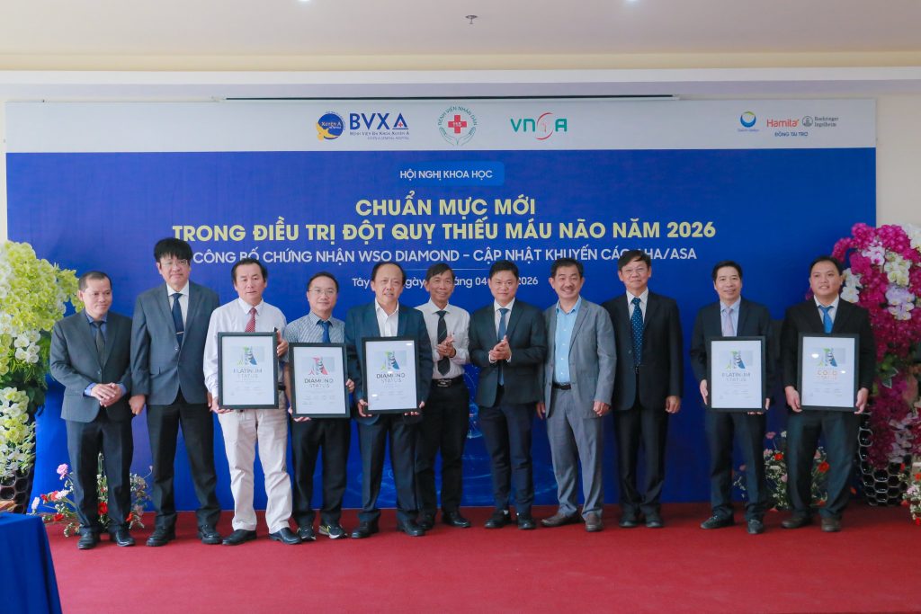 TTƯT. PGS. TS. BS. Nguyễn Huy Thắng đã trao giải thưởng quốc tế trong điều trị đột quỵ cho tất cả các bệnh viện trực thuộc Hệ thống Bệnh viện Đa khoa Xuyên Á