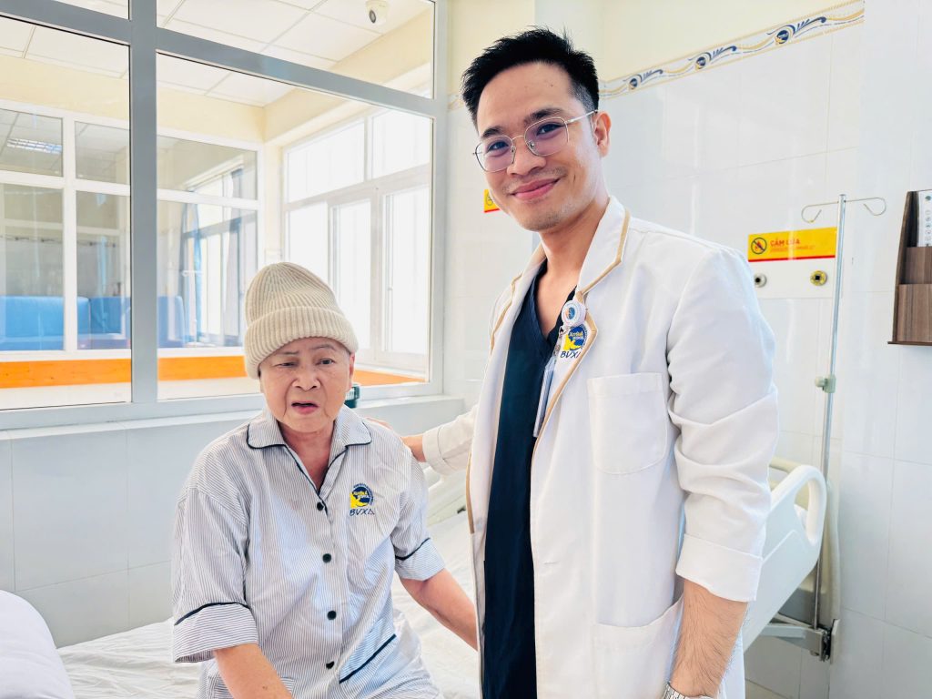 Hình ảnh bệnh nhân và bác sĩ sau khi phẫu thuật u màng não