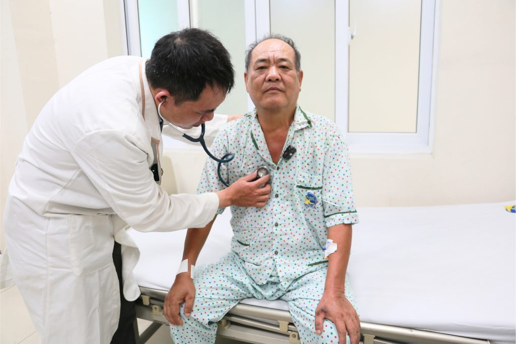 Bác sĩ thăm khám bệnh nhân