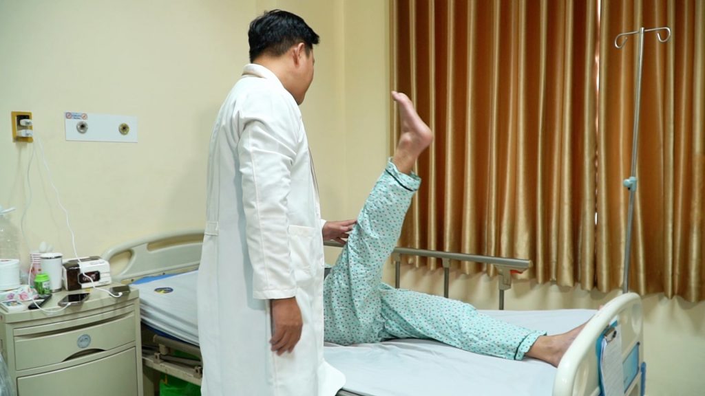 Bác sĩ thăm khám bệnh nhân M sau điều trị hẹp ống sống