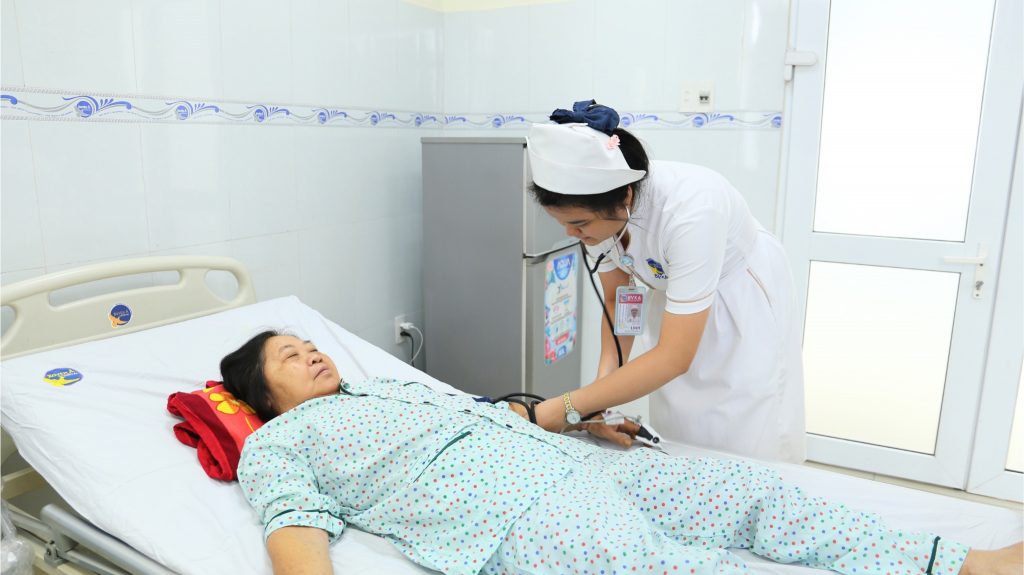 Hình ảnh điều dưỡng chăm sóc bệnh nhân sau can thiệp rung nhĩ