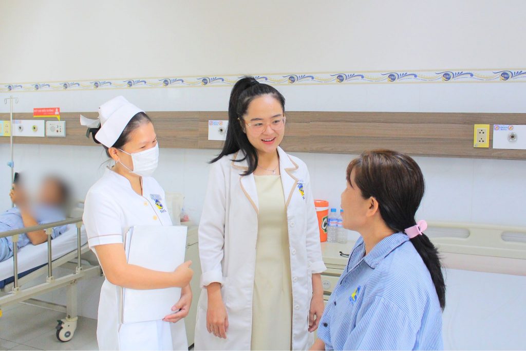 Hình ảnh bác sĩ thăm khám bệnh nhân sau khi phẫu thuật vá lỗ thủng màng nhĩ