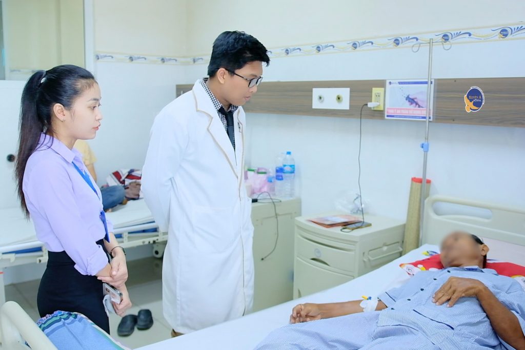 Hình ảnh bác sĩ thăm khám bệnh nhân suy thận do ít uống nước