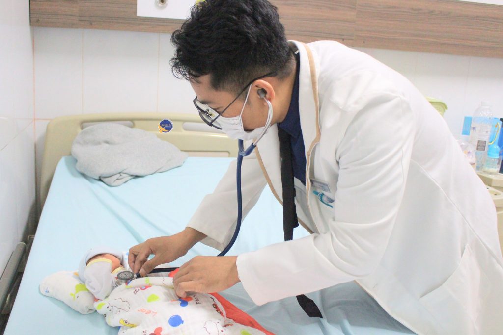 Hình ảnh bác sĩ Nhi khám cho bé