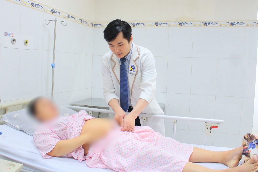 Hình ảnh bác sĩ Sản khám cho sản phụ sau tiền sản giật