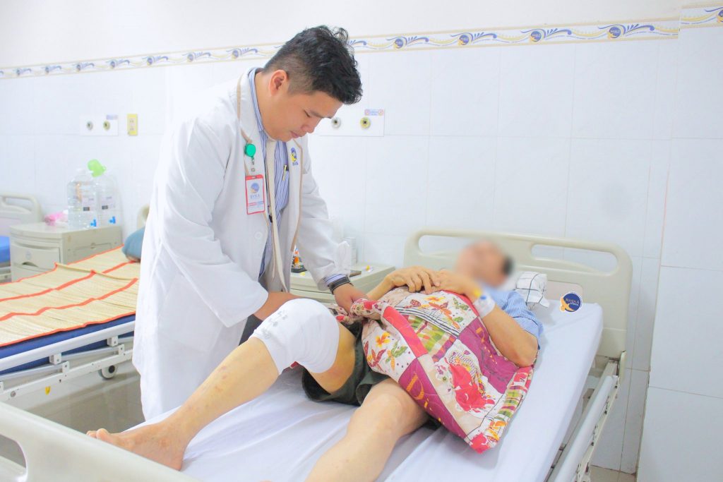 Hình ảnh bác sĩ thăm khám
