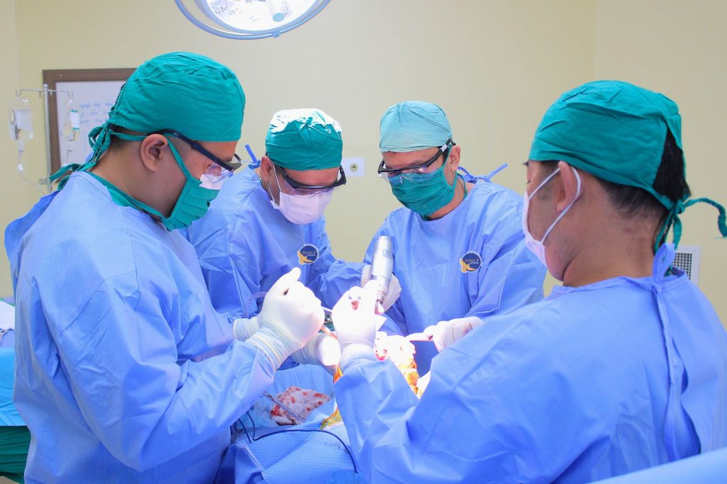 Hình ảnh quá trình phẫu thuật cho bệnh nhân bị thoái hóa khớp gối