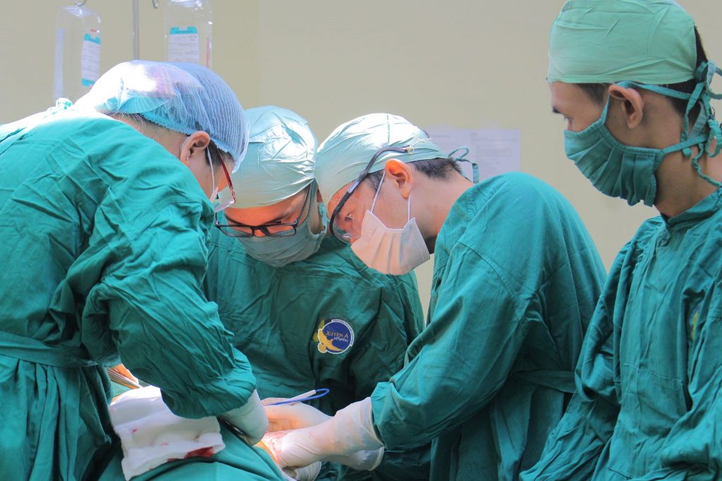 Hình ảnh ekip phẫu thuật cho bệnh nhân tai nạn giao thông gây gãy xương đùi