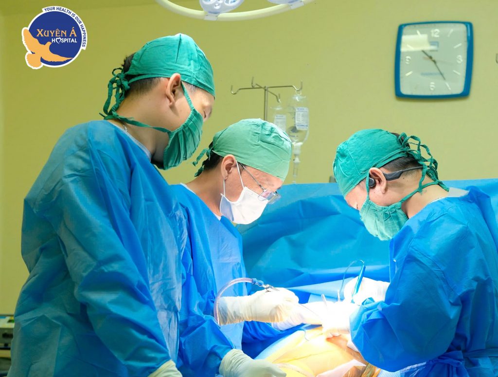 Hình ảnh ghi nhận ekip bác sĩ phẫu thuật cho bệnh nhân hoại tử chỏm xương đùi