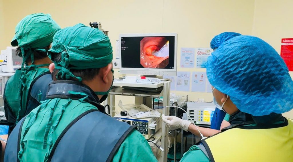 Ảnh ghi nhận trong ca nội soi đặt stent TH2