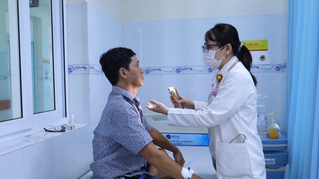 Bác sĩ thăm khám bệnh nhân điều trị zona thần kinh