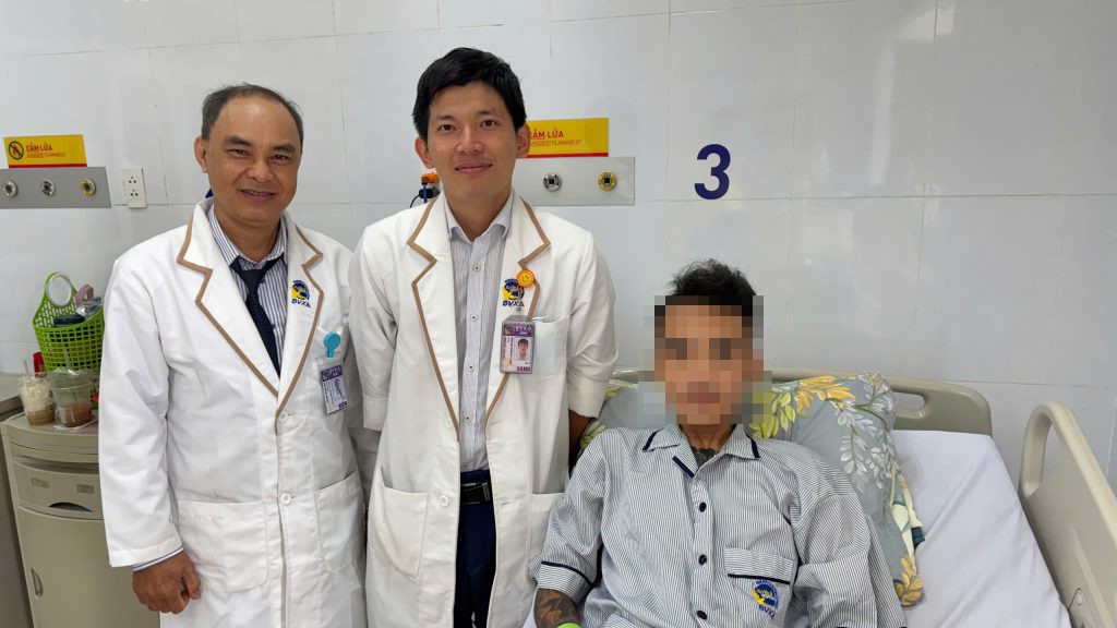 Hình ảnh bệnh nhân hồi phục sức khoẻ sau điều trị đa vết thương, rách tĩnh mạch và chuẩn bị xuất viện