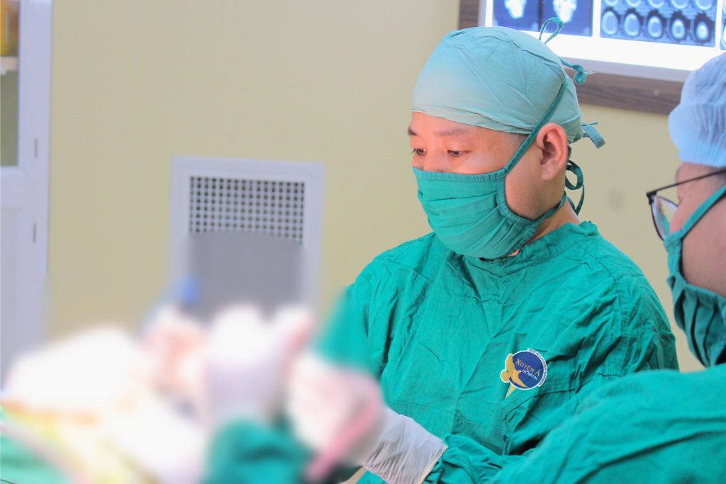 Hình ảnh quá trình phẫu thuật của bệnh nhân có khối máu tụ gây chèn ép não