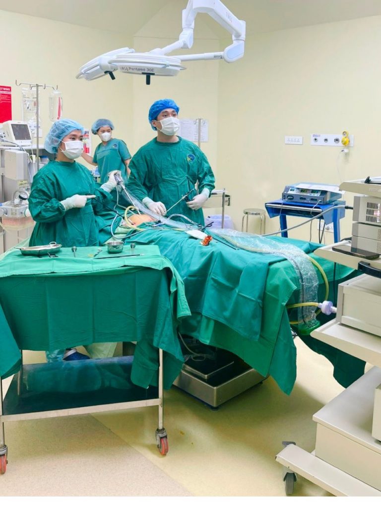 Hình ảnh ekip phẫu thuật bệnh nhân u buồng trứng