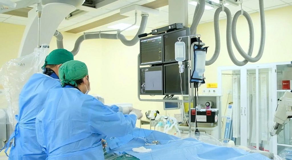 Hình ảnh quá trình can thiệp cho bệnh nhân ho ra máu
