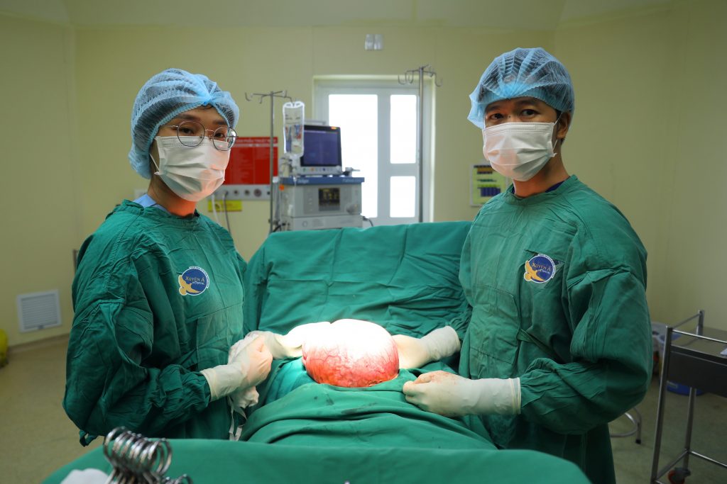 Hình ảnh khối u xơ tử cung lớn được bóc tách 