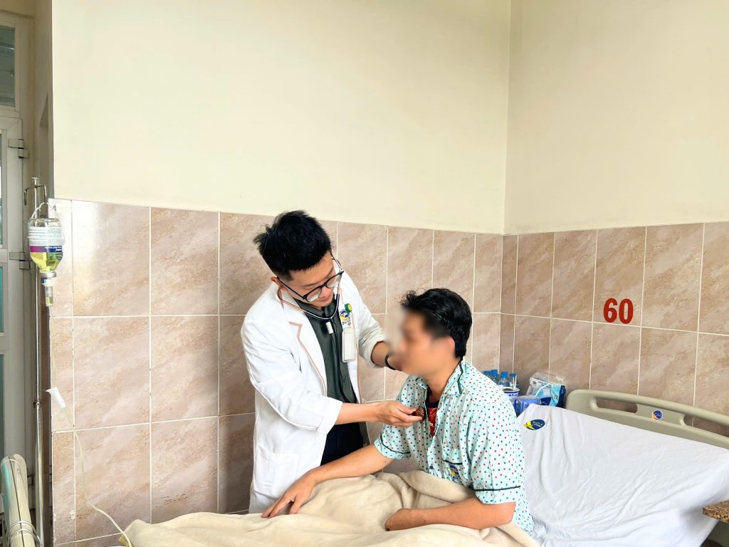 Hình ảnh bác sĩ thăm khám bệnh nhân trong quá trình điều trị suy hô hấp