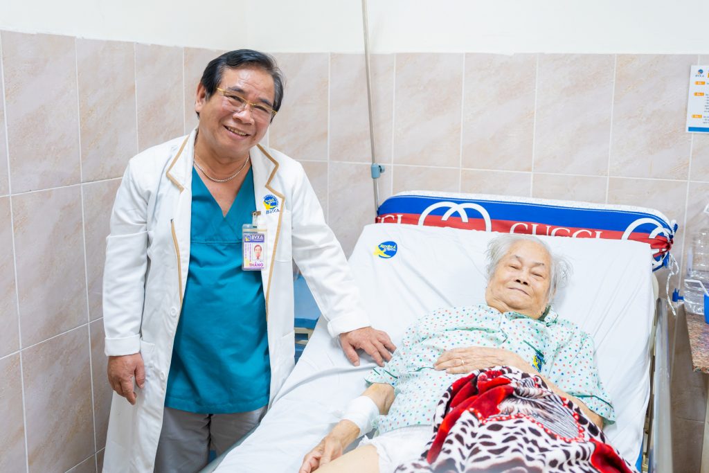 Hình ảnh bác sĩ và bệnh nhân sau phẫu thuật thay khớp háng