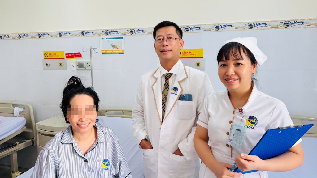 Bệnh nhân hồi phục sức khỏe tốt sau mổ bóc u mỡ và chuẩn bị được xuất viện