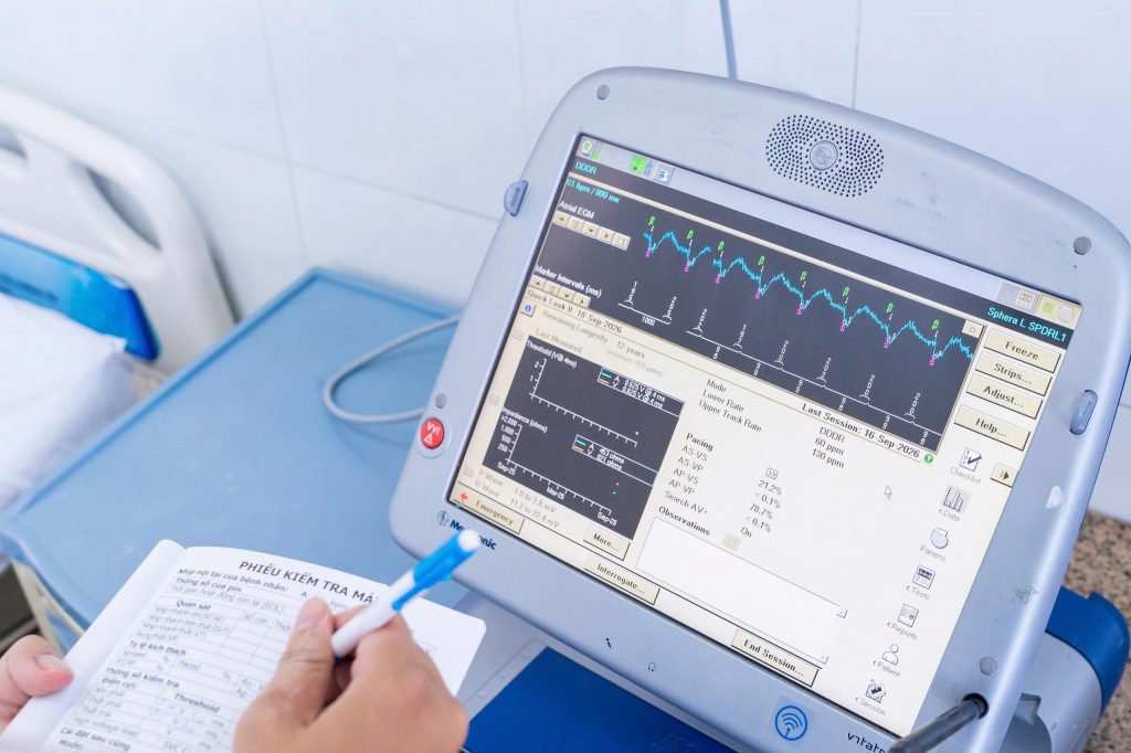 Bác sĩ thăm khám kiểm tra sau đặt máy điều trị suy nút xoang