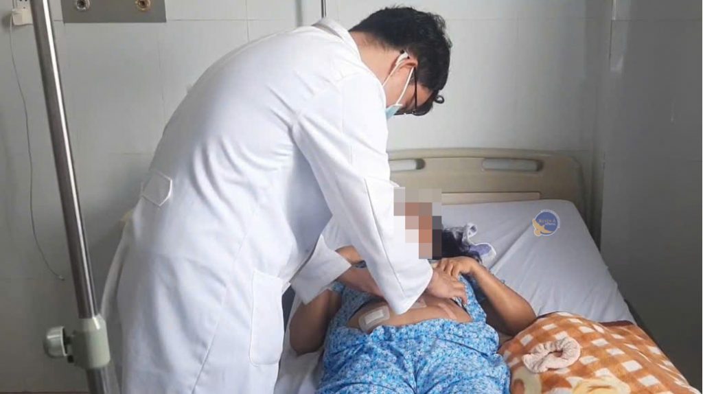 Ảnh bác sĩ thăm khám bệnh nhân sa sàn chậu