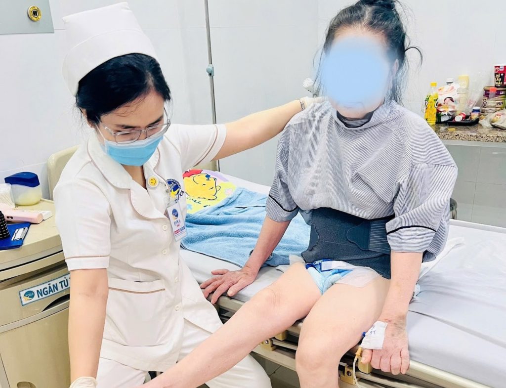Bệnh nhân tập VLTL phục hồi sau phẫu thuật